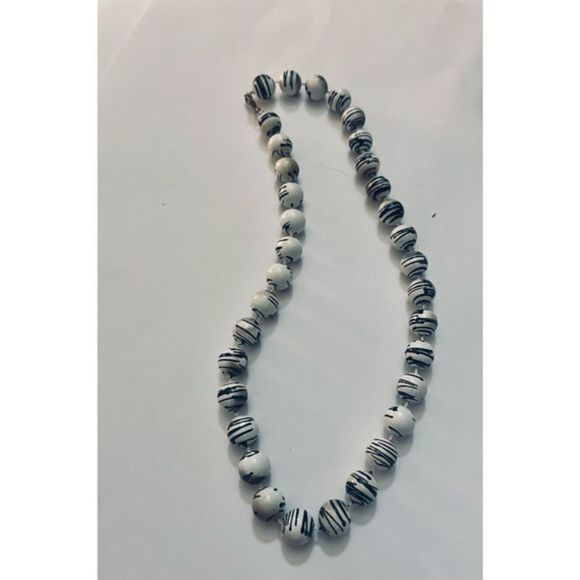 CUTE SWIRL BLACK AND WHITE BEAD CHOKER NECKLACE - Picture 4 of 7
